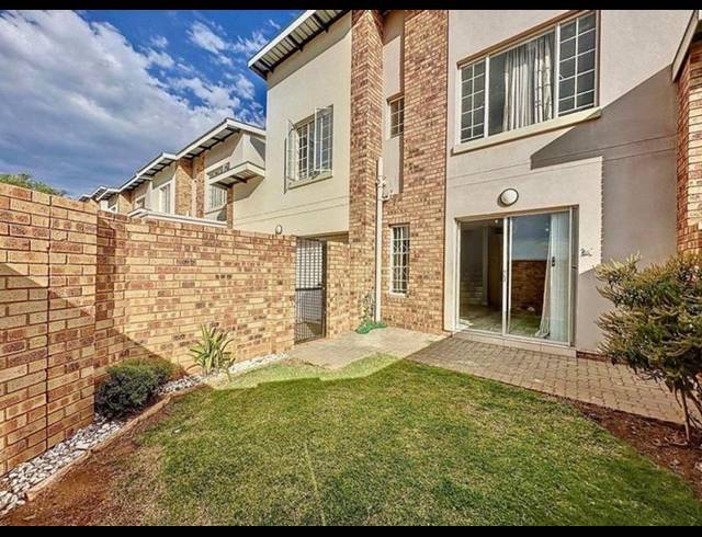 3 BEDROOM TOWNHOUSE FOR SALE IN SILVER LAKES